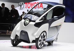 Ziemlich schräg: Toyota präsentiert seinen i-Road als «Stadtauto der Zukunft». Mit 2,7 PS und einem Elektroantrieb schafft das Auto eine Reichweite von 50 Kilometern. (Bild: Keystone)