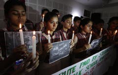 Trauer bei Studenten der DAV Schule im indischen Amritsar. (Bild: EPA/Raminder Pal Singh)