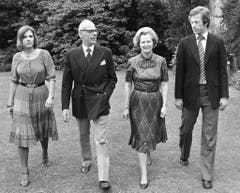 Vielbeschäftigte Mutter: Margaret Thatcher mit Ehemann Denis und ihren Zwillingen Mark und Carol (1979). (Bild: Keystone)