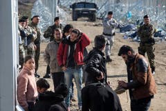Migrants wait at border between Greece and Macedonia (Bild: Keystone)
