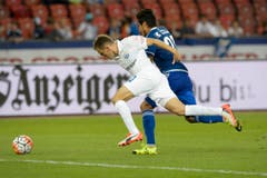 Burim Kukeli, links, im Zweikampf mit Dario Lezcano. (Bild: Keystone/Anthony Anex)
