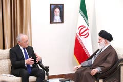 Irans oberster Führer Ali Khamenei, rechts, empfängt den Schweizer Bundespräsidenten in Teheran. (Bild: Keystone)