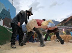 Trendsport Schwingen für einmal an der Giswiler Fasnacht... (Bild: Romano Cuonz / Neue NZ)