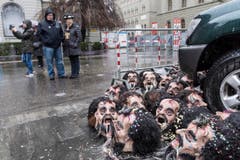 Eine Guggenmusik hat sich ihrer Masken entledigt, während des traditionellen Monsterkonzerts auf dem Bundesplatz an der Berner Fasnacht. (Bild: ALESSANDRO DELLA VALLE)
