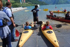 Erste Versuche mit Segel oder Paddel auf dem kühlen Nass beim Wassersportzentrum. (Bild: Rosmarie Berlinger)