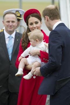 Ministerpräsident John Key empfing die Königsfamilie am Montag am Flughafen der Hauptstadt Wellington. (Bild: Keystone)