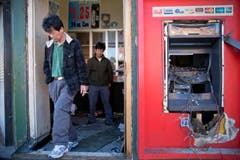 Jason Park (links) und sein Geschäftspartner Sung Kang in ihrem zerstörten Geschäft. (Bild: Keystone / Matt Rourke)