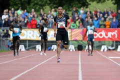 Wie der Brite Richard Kitty und der Amerikaner Beejay Lee hatte Vicault nicht bekommen, dass es einen Fehlstart gegeben hatte. Deshalb zog er voll durch und passierte die Ziellinie nach 9,98 Sekunden. (Bild: Philipp Schmidli)