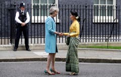 Im bunten Schuhwerk heisst Theresa May die Aussenministerin von Myanmar Aung San Suu Kyi, in London willkommen. (Bild: Kirsty Wigglesworth/AP)