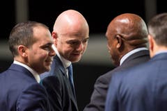 Drei Kandidaten stecken die – mehrheitlich haarlosen – Köpfe zusammen: Tokyo Sexwale, Gianni Infantino und Prinz Ali bin Al Hussein (von rechts). (Bild: Keystone/Ennio Leanza)