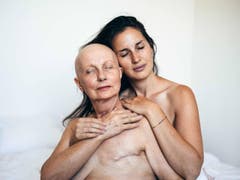 SWISS PRESS PHOTO 18 - 1. PREIS PORTRAIT: GUILLAUME PERRET - Die 67-jährige Neuenburgerin Daniela Mossenta kämpft gegen Brustkrebs. (Bild: (SWISS PRESS PHOTO/Guillaume Perret fuer Lundi 13/HNE Magazine))