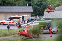 Der Zugunfall hatte ein grossen Aufgebot an Rettungskräften ausgelöst. Im Einsatz standen unter anderem 60 Feuerwehrleute, vier Helikopter der Rettungsflugwacht, acht Ambulanzen, Taucher, ein Care Team sowie die Kantonspolizei Graubünden. (Bild: Keystone)
