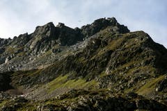 Ein Helikopter sucht am Dienstag im Gebiet Sustenpass nach der vermissten F/A-18. (Bild: ALEXANDRA WEY)