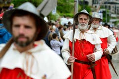 Nidwaldner Landsknechte in Uniform während den Feierlichkeiten zum Volksfest 700 Jahre Schlacht am Morgarten in Oberägeri am Sonntag. (Bild: Keystone/Urs Flüeler)