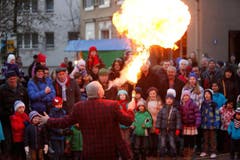 Der Feuerschlucker fasziniert Jung und Alt. (Bild: Christof Borner-Keller / Neue ZZ)