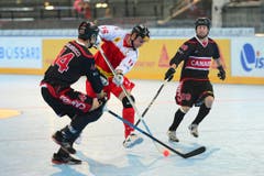 Die Schweizer Streethockey-Nati spielt heute gegen Kanada. Im Bild : Simon Ghilarducci (CAN) und Dustin Kelly (CAN) gegen Mathias Beiersdoerfer (SUI). (Bild: Maria Schmid)