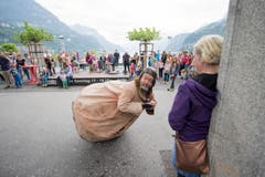 Die Strassenkünstler Compagnie Dynamogne in Brunnen. (Bild: Urs Flüeler/Keystone)