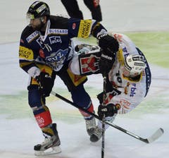 Zugs Andy Woziewski (links) gegen Berns Tristan Scherwey. (Bild: Keystone)