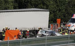 Rettungskräfte kümmern sich um die Verletzten. (Bild: Geri Holdener)