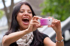 Eine Frau fotografiert sich am Internationalen Tag des Lachens. (Bild: Keystone)