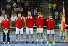 Trauer beim spanischen Daviscup-Team vor dem Spiel gegen Rumänien in Klausenburg: (von links) Captain Conchita Martinez, Roberto Bautista Agut, Feliciano Lopez, Pablo Carreno Busta und Marc Lopez. (Bild: EPA/Robert Ghement)