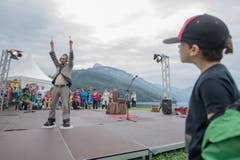 Der Strassenkünstler Rolando Rondinelli aus Argentinien bei einer Show am Samstag in Brunnen. (Bild: Urs Flüeler/Keystone)
