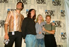 Nirvana (v.l.) am 2. September 1993: Chris Novoselic, Dave Grohl und Kurt Cobain posieren mit einem unbekannten Mann, nachdem sie einen Award für ihr Video zu «In Bloom» an den 10. MTV Video Music Awards erhalten haben. (Bild: Mark J. Terrill/Keystone)