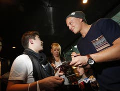 EVZ-Verteidiger Santeri Alatalo verteilt Autogramme. (Bild: Stefan Kaiser / Neue ZZ)