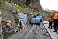 … aber zuerst wird die Bergseite der Mauer armiert und mit Spritzbeton gesichert. (Bild: Robert Hess / Neue OZ)