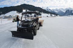 Bereits seit 14 Jahren baut und betreibt der Einsiedler das Natureisfeld. Er habe neun Jahre lang Eishockey gespielt und der EHC Einsiedeln wollte eine Eishalle, erinnert sich der 57-Jährige. Da sei ihm die Idee gekommen, etwas für die Leute zu tun, um so auch Goodwill für die Halle zu schaffen, erklärt Schönbächler. (Bild: Charly Keiser / Neue SZ)