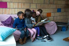 Lena Spichtig (19) aus Alpnach verbringt 2 bis 3 mal die Woche die Zeit mit Asylsuchenden. Hier liest sie eine Kindergeschichte vor. (Bild: Dominik Wunderli)