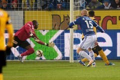 Der Luzerner Marco Schneuwly, rechts, erzielt das Tor zum 1:0 gegen YB-Torhüter Yvon Mvogo, links. (Bild: (KEYSTONE/Nick Soland))