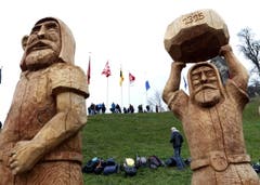 Hölzerne Eidgenossen erinnern an die Schlacht am Morgarten. (Bild: Werner Schelbert / Neue ZZ)