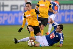 Der YB-Spieler Yuya Kubo, links, im Kampf um den Ball mit dem Luzerner Sebastian Schachten, rechts. (Bild: (KEYSTONE/Nick Soland))