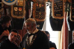 Älplervater Werner Halter begrüsst die Mitglieder der Älplergesellschaft Giswil im Hotel Bahnhof. (Bild: Philipp Unterschütz)