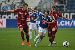 Luzerns Jahmir Hyka (mitte) gegen Vaduzs Robin Kamber (links) und Joel Untersee (Bild: Philipp Schmidli)