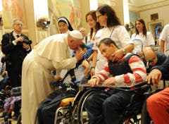 Ein Herz für benachteiligte Kinder: Besuch in Assisi. (Bild: Keystone)