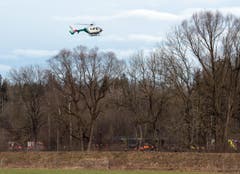 Ein Helikopter im Einsatz über der Unglücksstelle. (Bild: EPA/Sven Hoppe)