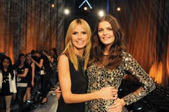 Platz 9: «Germany's Next Topmodel». Auf dem Bild: Jurymitglied Heidi Klum mit Vanessa Fuchs (rechts). Die 19-Jährige gewann 2015 die Castingshow. (Bild: ProSieben / Micah Smith)