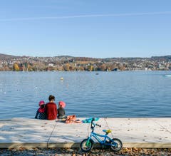 Eine Frau und Kinder bei frühlingshaften Temperaturen am Samstag. (Bild: Keystone/Walter Bieri)