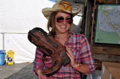 Vom Schuh bis zum Hut: «Es muss einfach stimmen» ve. «Schuhe, Hut und Gurt sind aus Texas – und die Ohrringe auch», sagt Ramona Odermatt aus Ennetmoos. Bereits zweimal war die 24-Jährige im texanischen Kerrville. Auch ihre Familiengeschichte führt in die USA: Die Schwester ihres Grossvaters ist vor langer Zeit dorthin ausgewandert. Besonders stolz ist die passionierte Reiterin auf ihre Stiefel. Etwa zehn verschiedene Läden hat sie in Texas abgeklappert, bis sie endlich ein passendes Paar gefunden hat. «Ich sah sie und wusste gleich: Die sind es.» Für die richtige Schuhpflege braucht es nur eines: Lederfett. (Bild: Adrian Venetz)