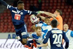 Die Luzerner Ridge Mobulu (links) und Tomislav Puljic bedrängen die Zürcher Abwehr mit Matteo Fedele und Vaso Vasic. (Bild: Keystone)
