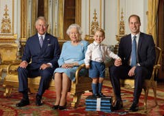 Dieses Foto gab es noch nie: Drei Generationen, welche die Queen irgendwann bewerben werden (von links): Prinz Charles (67), Queen Elizabeth II (90), Prinz George (2) und Prinz William (33). (Bild: AP / Ranald Mackechnie)