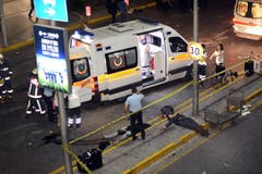 Rettungskräfte versorgen Hilfsbedürftige nach dem Anschlag. Laut Behörden wurden mindestens 147 Menschen verletzt. (Bild: IHLAS NEWS AGENCY)