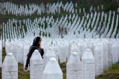 Die Gedenkstätte bei Srebrenica erinnert an das Massaker, das bosnisch-serbische Truppen im Krieg verübt haben: 8000 bonsische Männer wurden getötet. (Bild: AP Photo/Amel Emric)