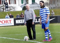 Der ehemalige Nati-Trainer Köbi Kuhn (links) und Ex-FCL-Spieler Hakan Yakin beim Anpfiff. (Bild: Werner Schelbert / Neue ZZ)