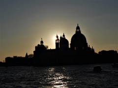 Es schüttelt und rüttelt in Venedig auf diesem Vaporetto und trotzdem gelingt dieses "Sonnenuntergangs-Foto" ! (aufgenommen unterwegs von der Insel Murano nach Venedig) (Bild: Margrith Imhof-Röthlin)