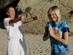 Jeffrey Briar und Kathy Burns machen am 29. Nov. 2006 am Strand von Laguna Beach in Kalifornien Lach-Yoga. (Bild: Keystone)