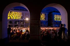 Eine Installation zeigt das fürs Filmfestival typische Leopardenmuster rund um die Piazza Grande. (Bild: Keystone)