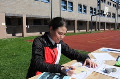 Käthi Burkart, Mitglied der OLG, die dieses Jahr den OL organisiert hat, mit den von ihr erstellen Karten. (Bild: Philipp Unterschütz)